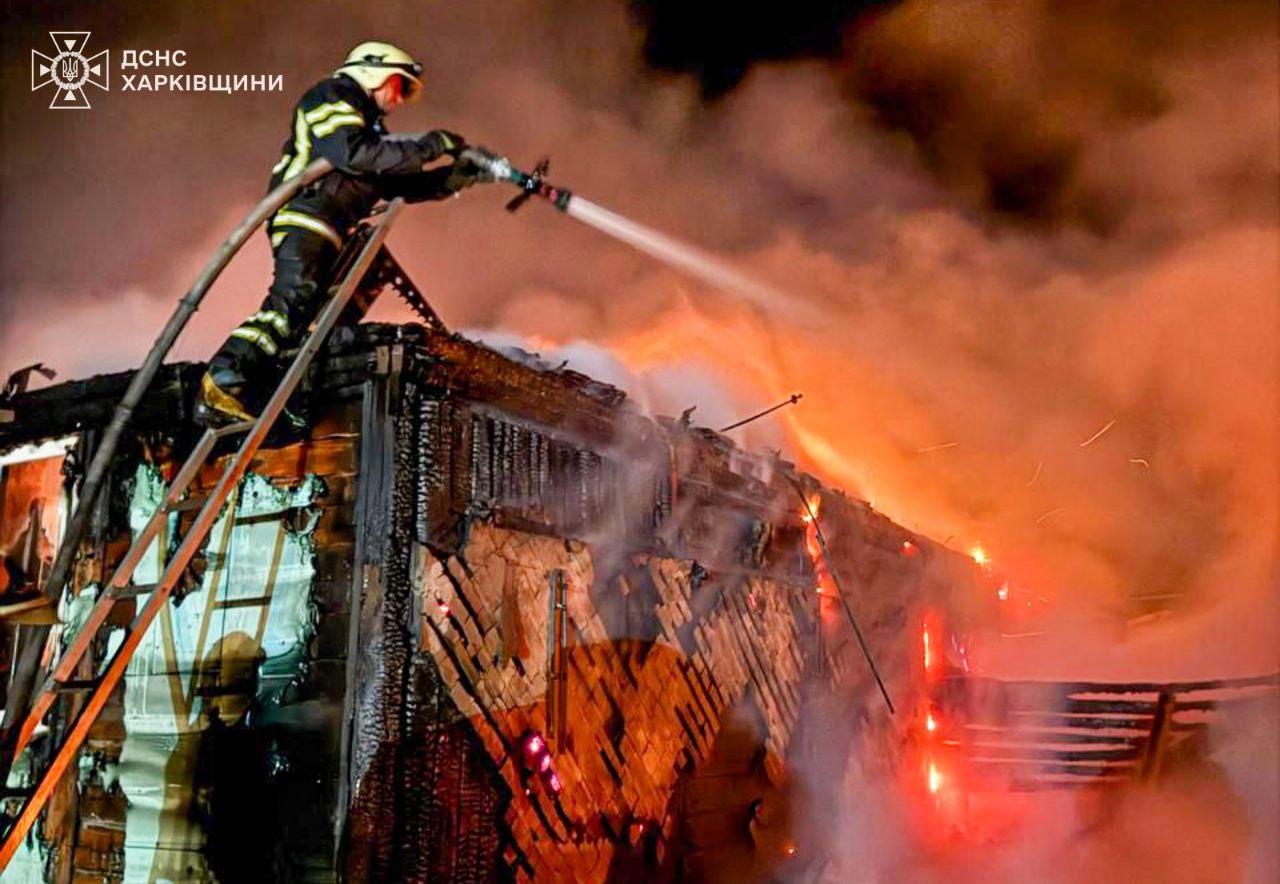 Вогнеборці ліквідували маштабну пожежу під Харковом (фото)